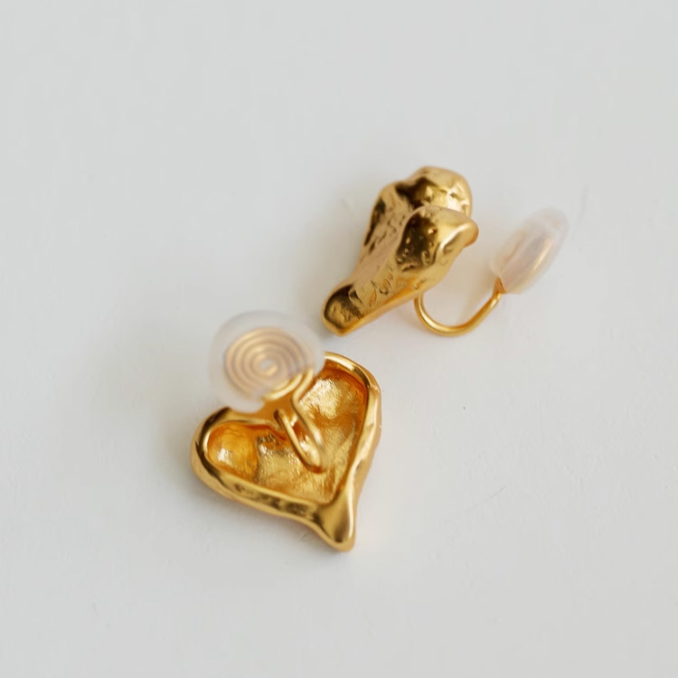 Niche design, hand carved texture, versatile heart, 18k gold-plated earrings for women, small and simple, cool and stylish ear clips